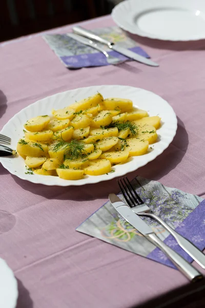 Deliziose patate bollite con aneto e oliva — Foto Stock