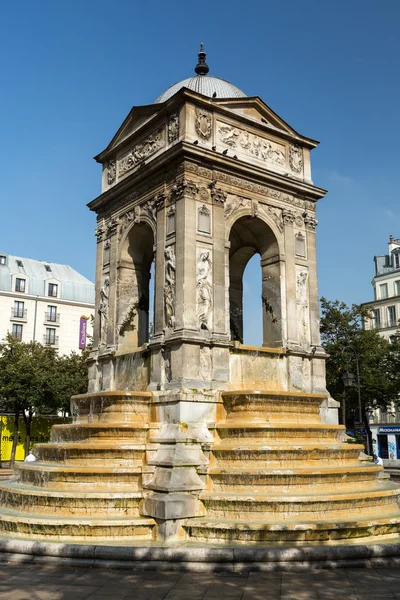 Paříž - Fontaine des Innocents je monumentální veřejná fontána se nachází na místě, Joachim-du-Bellay v okrese Les Halles v Paříži, Frank — Stock fotografie