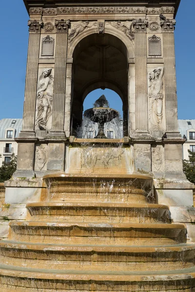 Paris - La Fontaine des Innocents est une fontaine publique monumentale située sur la place Joachim-du-Bellay dans le quartier des Halles à Paris, Franc — Photo