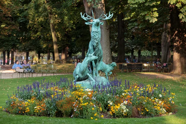 Estátua do veado no jardim do Luxemburgo, Paris — Fotografia de Stock