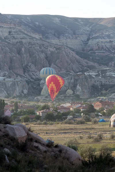 Καππαδοκία, Τουρκία.τα μεγαλύτερο τουριστικό αξιοθέατο της Καππαδοκίας, η πτήση με το αερόστατο — Φωτογραφία Αρχείου