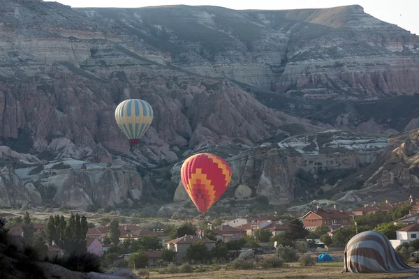 Capadócia, Turquia.A maior atração turística da Capadócia, o voo com o balão — Fotografia de Stock