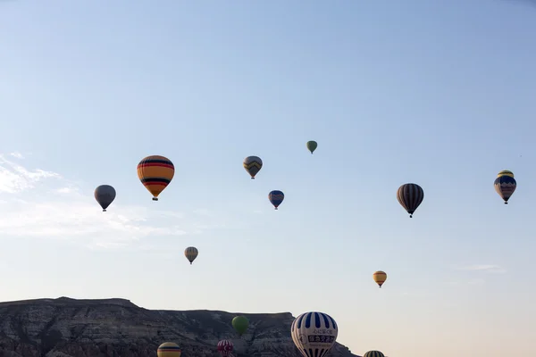 Kappadokien, Turkey.The största turistattraktion av Kappadokien, klassen med ballongen — Stockfoto