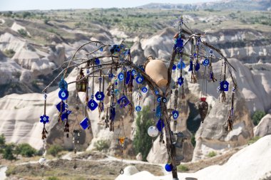 Aşk Vadisi Göreme Milli Parkı içinde arkasında ağacında nazar. Kapadokya, Türkiye