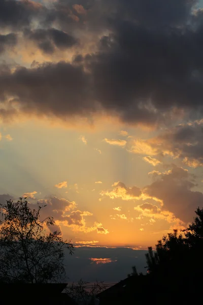 Σχηματισμό γραφική σύννεφο στο ηλιοβασίλεμα — Φωτογραφία Αρχείου