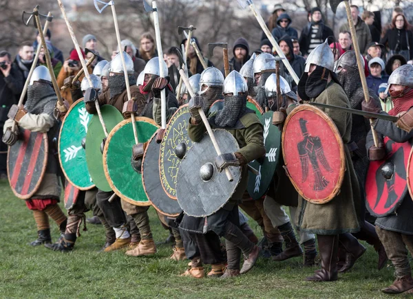 Participantes no identificados de Rekawka - tradición polaca, celebrada en Cracovia —  Fotos de Stock