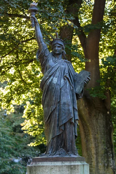 Paříž - Lucemburské zahrady. Model sochy svobody — Stock fotografie