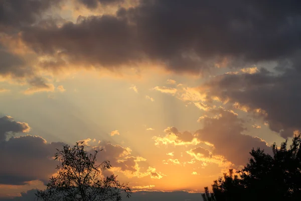 Σχηματισμό γραφική σύννεφο στο ηλιοβασίλεμα — Φωτογραφία Αρχείου