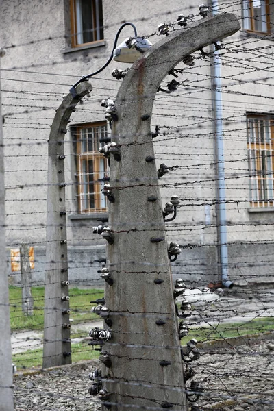 Cerca elétrica no antigo campo de concentração nazista Auschwitz I, Polônia — Fotografia de Stock