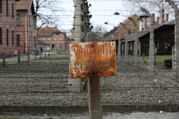 Cerca elétrica no antigo campo de concentração nazista Auschwitz I, Polônia — Fotografia de Stock