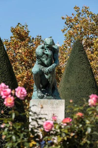 Tänkaren i Rodin Museum i Paris — Stockfoto