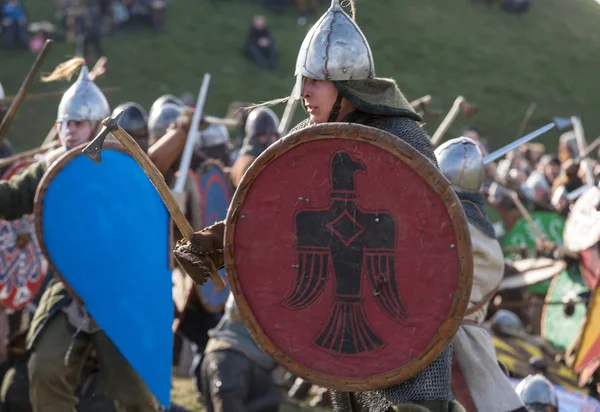 Oidentifierade deltagare i Rekawka - polska tradition, firade i Krakow på tisdagen efter påsk. — Stockfoto