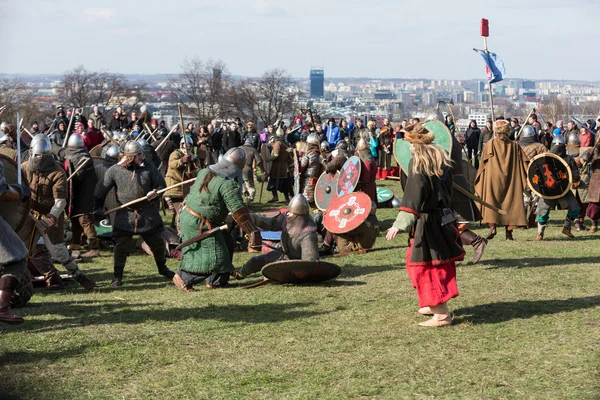 Niet-geïdentificeerde deelnemers van Rekawka - Poolse traditie, gevierd in Krakau op dinsdag na Pasen. — Stockfoto