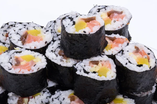 Sushi segar maki gulung terisolasi pada latar belakang putih — Stok Foto