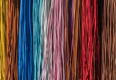 renkli deri şeritler