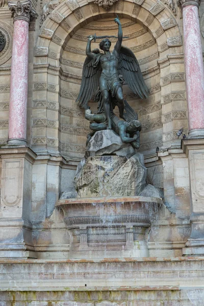 Standbeelden van fontein saint michel in Parijs — Stockfoto