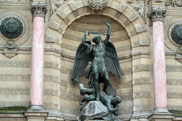 Estátuas da Fonte Saint Michel em Paris — Fotografia de Stock