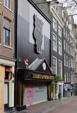 Amsterdam, Hollanda - 21 Nisan 2023: Casa Rosso Tiyatrosu, Amsterdam, Hollanda. Genelev mahallesindeki kulüp (De Wallen) canlı seks şovlarıyla ünlüdür..