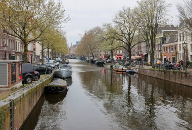 Amsterdam, Hollanda - 21 Nisan 2023: Rijksmuseum bölgesindeki Amsterdam 'ın tipik kanal ve mimarisi