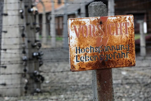 Ogrodzenie elektryczne stężenia były nazistowski obóz auschwitz i, Polska — Zdjęcie stockowe