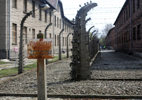 Valla eléctrica en el antiguo campo de concentración nazi Auschwitz I, Polonia —  Fotos de Stock