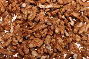 Olgun ceviz yığını yemeye hazır.