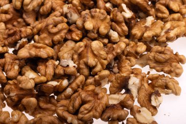 Olgun ceviz yığını yemeye hazır.