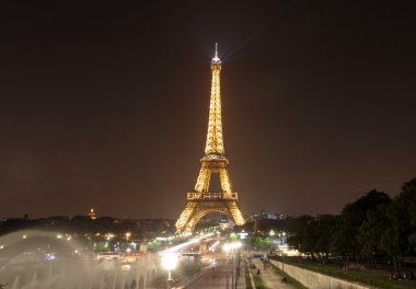 Eyfel Kulesi Paris Eylül ayında geceleri parlak ışıklı. Fransa'nın en çok ziyaret edilen anıt Eiffel Kulesi değil.