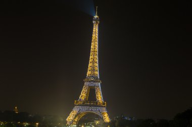 Eyfel Kulesi Paris Eylül ayında geceleri parlak ışıklı. Fransa'nın en çok ziyaret edilen anıt Eiffel Kulesi değil.