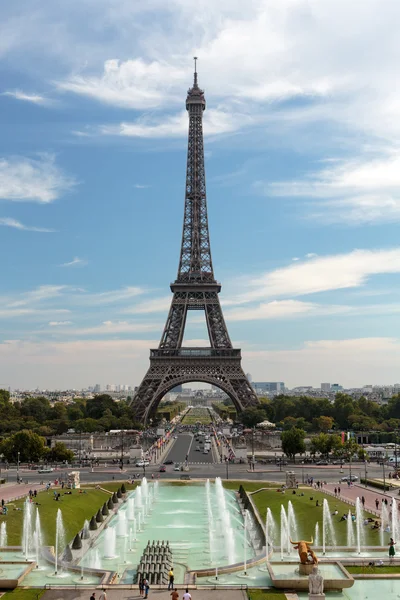 Eiffel Tower gezien vanaf fontein in het Jardins du Trocadero — Stockfoto