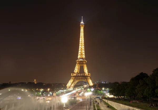Eyfel Kulesi Paris Eylül ayında geceleri parlak ışıklı. Fransa'nın en çok ziyaret edilen anıt Eiffel Kulesi değil. — Stok fotoğraf