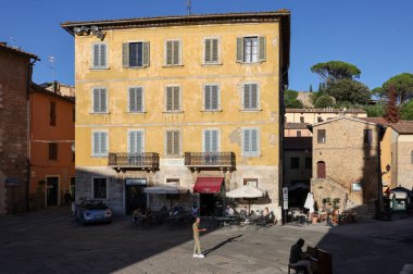 Sahip Marittima, İtalya - 11 Eylül 2022: Sahip Marittima 'daki Garibaldi Meydanı. İtalya