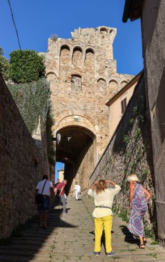 Sahip Marittima, İtalya - 11 Eylül 2022: Eski Sahip Marittima kasabasında dik ve dar bir cadde