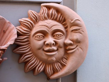 Sahip İtalya - 11 Eylül 2022: Sahip Maritima 'da tipik İtalyan seramikleri olan bir dükkanın vitrininde güzel bir güneş ve ay çifti. Toskana, İtalya