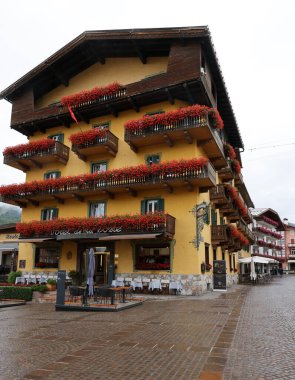Cortina d 'Ampezzo, İtalya - 6 Eylül 2024: Cortina d' Ampezzo 'da Hotel de la Poste, Belluno, İtalya