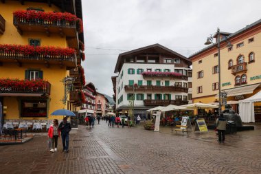 Cortina d 'Ampezzo, İtalya - 6 Eylül 2024: Corso Italia - Cortina d' Ampezzo, Dolomitlerdeki ünlü bir kayak merkezi olan Cortina d 'Ampezzo' daki Pedestrian Bölgesi ve Ana Cadde 