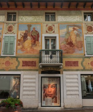 Cortina d Ampezzo, İtalya - 6 Eylül 2024: Cortina d Ampezzo 'daki Ciasa dei pupe Historic Bulding, Corso Italia' daki Aquila Nera Oteli ve Luigi ve Giuseppe Ghedina 'nın ünlü freskleri.