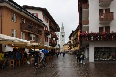 Cortina d 'Ampezzo, İtalya - 6 Eylül 2024: Corso Italia - Cortina d' Ampezzo, Dolomitlerdeki ünlü bir kayak merkezi olan Cortina d 'Ampezzo' daki Pedestrian Bölgesi ve Ana Cadde 