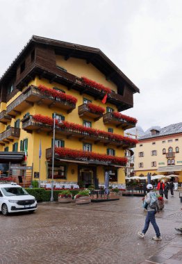 Cortina d 'Ampezzo, İtalya - 6 Eylül 2024: Cortina d' Ampezzo 'da Hotel de la Poste, Belluno, İtalya