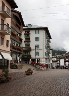 Cortina d 'Ampezzo, İtalya - 6 Eylül 2024: Corso Italia - Cortina d' Ampezzo, Dolomitlerdeki ünlü bir kayak merkezi olan Cortina d 'Ampezzo' daki Pedestrian Bölgesi ve Ana Cadde 