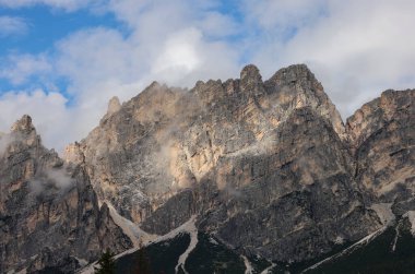 Cortina d 'Ampezzo' dan Cristallo sıradağlarına ve Pomagagnon tepesine, Ampezzo Dolomitleri, Alpler, İtalya