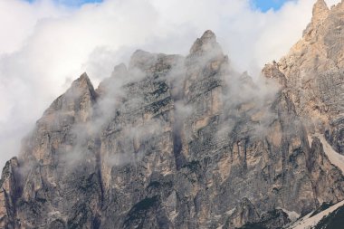Cortina d 'Ampezzo' dan Cristallo sıradağlarına ve Pomagagnon tepesine, Ampezzo Dolomitleri, Alpler, İtalya