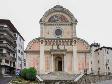 Pieve di Cadore, İtalya - 6 Eylül 2024: Pieve di Cadore Santa Maria Nascente Kilisesi, Dolomitler, İtalya