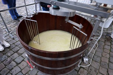 Gouda, Hollanda - 20 Nisan 2023: Hollanda 'nın Gouda kentindeki belediye binasında peynir üretim sürecinin sunumu