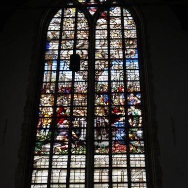 Gouda, the Nehterlands - 20 Nisan 2023: Lekeli cam numarası 23 - Elijah, ayak yıkama ve donör, Parma Düşesi portresiyle Wouter Crabeth tarafından Sint Janskerk 'te 