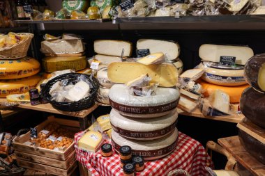 Gouda, the Nehterlands - 20 Nisan 2023: Hollanda 'nın Gouda kentindeki yerel peynir dükkanında geleneksel Hollanda peynirinin gösterimi