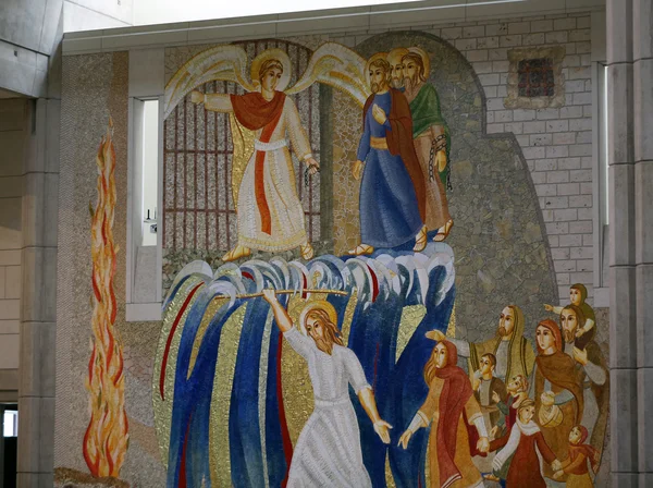 Cracovia, Lagiewniki - centrul Papei Ioan Paul al II-lea. Mozaicuri pe peretele bisericii cu scene biblice — Fotografie, imagine de stoc