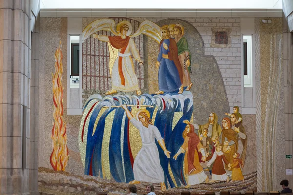 Kraków, Łagiewniki - Centrum Jana Pawła II. mozaiki na ścianie kościoła z biblijnych scen — Zdjęcie stockowe