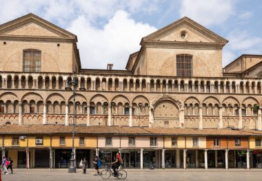 Ferrara, İtalya - 8 Mayıs 2024: Ferrara katedralinin yan duvarı, Basilica Cattedrale di San Giorgio, Ferrara, İtalya 