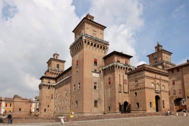 Ferrara, İtalya - 8 Mayıs 2024: 14. yüzyıldan kalma dört kuleli kale, Ferrara, Emilia-Romagna, İtalya